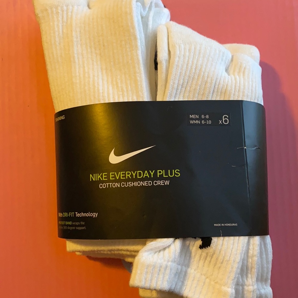 BRAND NEW NIKE DRI FIT EVERYDAY PLUS COYYON CUSHIONED CREW.